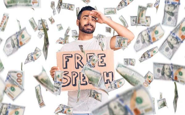 Junger Hispanischer Mann Mit Transparent Zur Meinungsfreiheit Gestresst Und Frustriert — Stockfoto