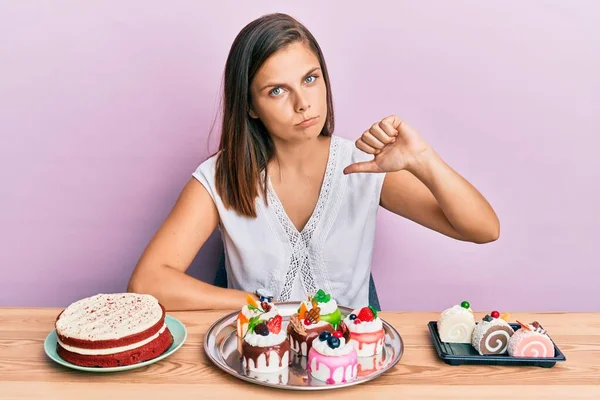 Mulher Caucasiana Jovem Comendo Doces Com Rosto Irritado Sinal Negativo — Fotografia de Stock