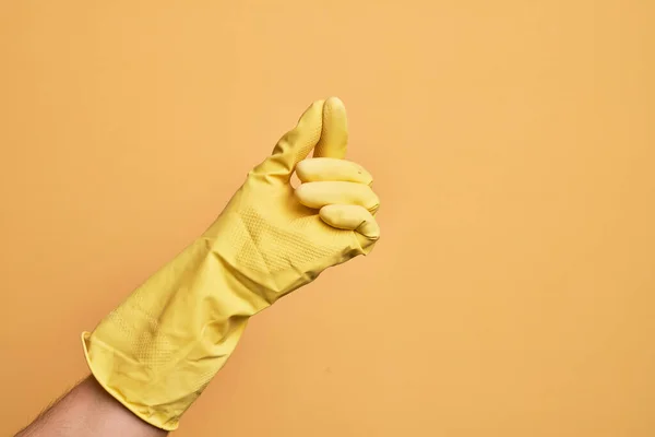 Mão Jovem Caucasiano Com Luva Limpeza Sobre Fundo Amarelo Isolado — Fotografia de Stock