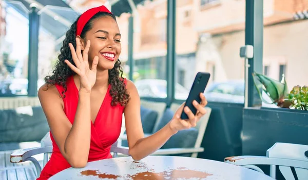 Chica Afroamericana Joven Haciendo Videollamada Con Teléfono Inteligente Sentado Mesa —  Fotos de Stock