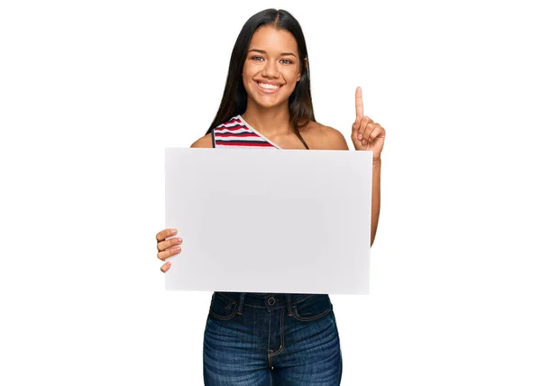 Mooie Latijns Amerikaanse Vrouw Houdt Lege Banner Verrast Met Een — Stockfoto