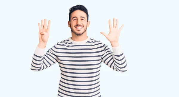 Молодий Іспаномовний Чоловік Повсякденному Одязі Показуючи Вказуючи Пальцями Номер Дев — стокове фото