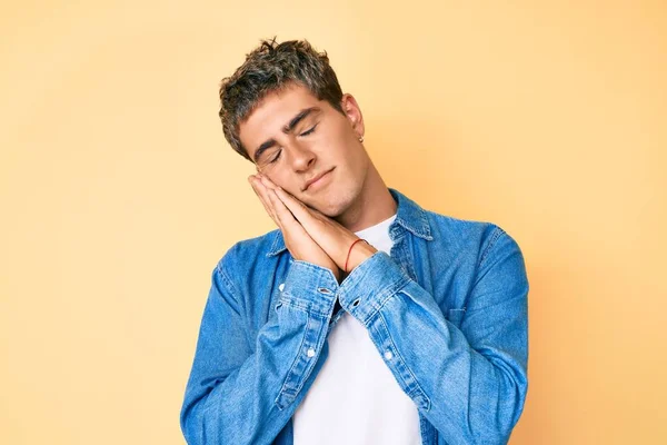 Jovem Homem Bonito Vestindo Roupas Casuais Dormindo Cansado Sonhando Posando — Fotografia de Stock