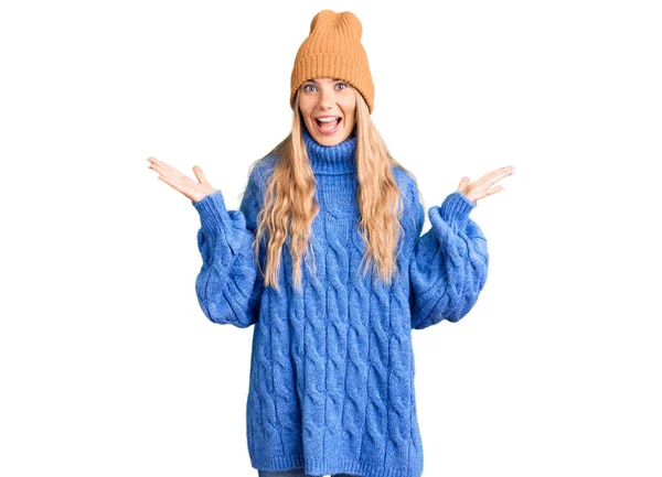 Schöne Kaukasische Frau Mit Blonden Haaren Die Wollpullover Und Wintermütze — Stockfoto