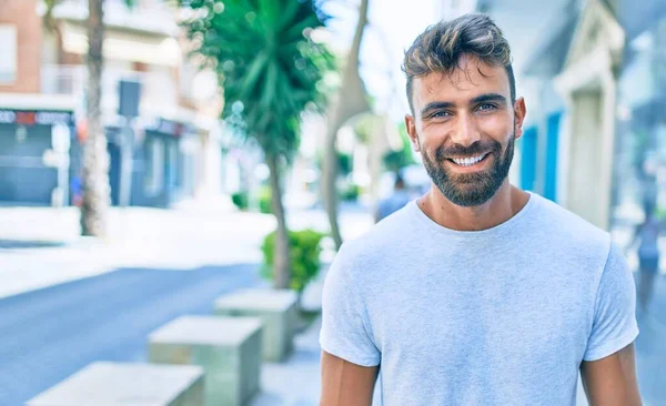Νεαρός Ισπανός Χαμογελάει Ευτυχισμένος Περπατώντας Στην Πόλη — Φωτογραφία Αρχείου
