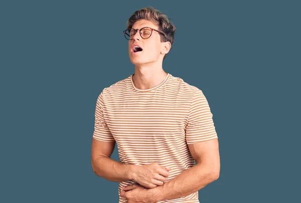 Mladý Pohledný Muž Neformálním Oblečení Brýlích Rukou Břiše Protože Nevolnost — Stock fotografie