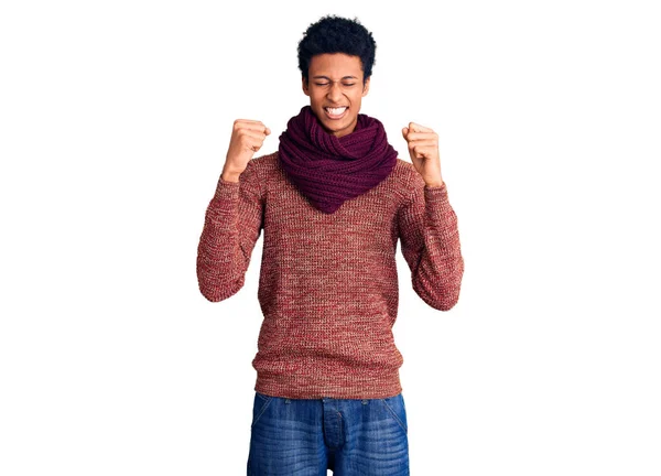 Mladý Afroameričan Neformálním Zimním Svetru Šále Nadšený Úspěchu Zdviženýma Rukama — Stock fotografie