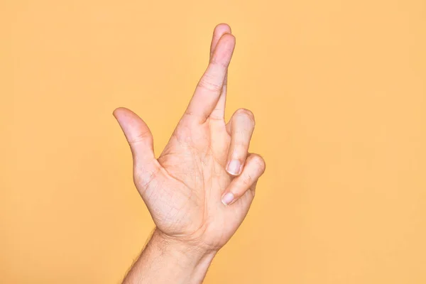Рука Кавказского Юноши Показывает Пальцы Изолированном Желтом Фоне Жестом Пальцы — стоковое фото