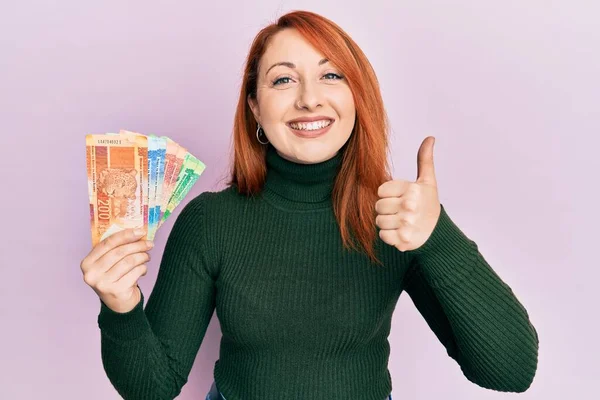 Mulher Ruiva Bonita Segurando Notas Rand Sul Africanas Sorrindo Feliz — Fotografia de Stock