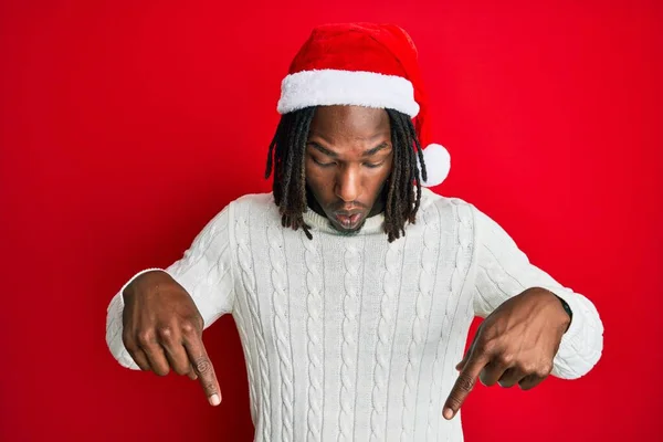 Африканский Американец Косичками Рождественской Шляпе Показывающий Пальцами Рекламу Удивленное Лицо — стоковое фото