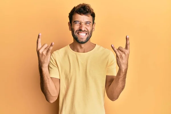 Hombre Guapo Con Barba Llevando Camiseta Amarilla Casual Sobre Fondo — Foto de Stock