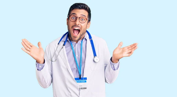 Junger Hispanischer Mann Doktoruniform Und Stethoskop Feiert Verrückt Und Erstaunt — Stockfoto