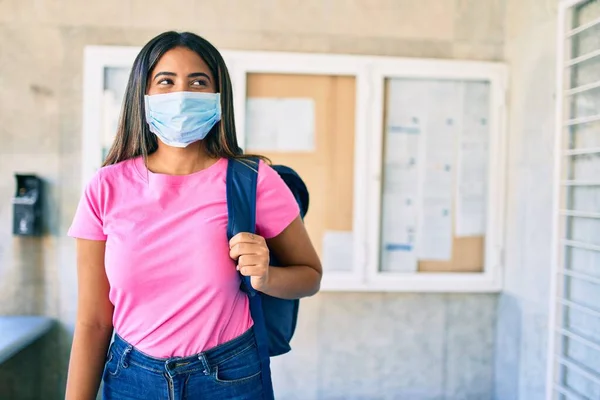 Νεαρή Λατίνα Μαθήτρια Που Φοράει Ιατρική Μάσκα Στην Πανεπιστημιούπολη — Φωτογραφία Αρχείου