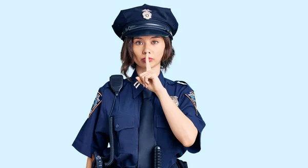 Ung Vacker Flicka Bär Polisuniform Att Vara Tyst Med Fingret — Stockfoto