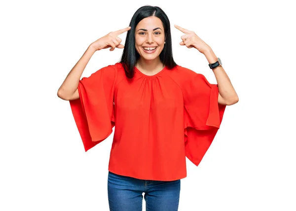 Hermosa Mujer Joven Con Ropa Casual Sonriendo Apuntando Cabeza Con — Foto de Stock