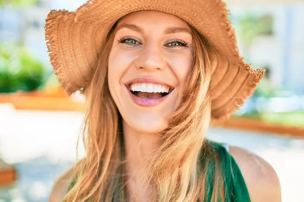 Ung Vacker Blond Kvinna Semester Bär Sommar Hatt Leende Glad — Stockfoto