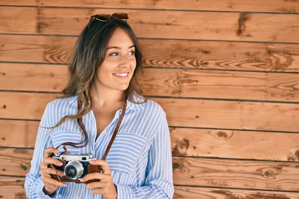 Junge Hispanische Touristin Lächelt Glücklich Mit Oldtimer Kamera Die Stadt — Stockfoto