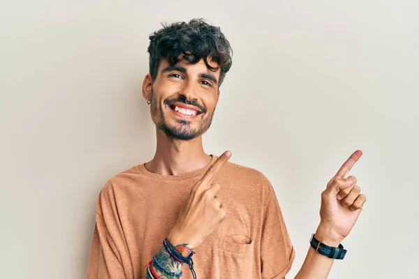 Νεαρός Ισπανός Που Φοράει Καθημερινά Ρούχα Χαμογελώντας Και Κοιτάζοντας Την — Φωτογραφία Αρχείου