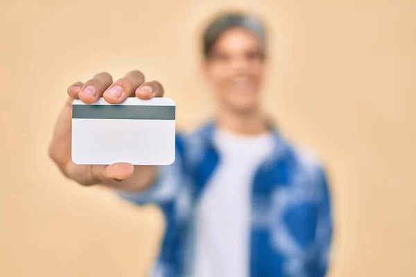 Hombre Con Tarjeta Crédito Pie Ciudad —  Fotos de Stock