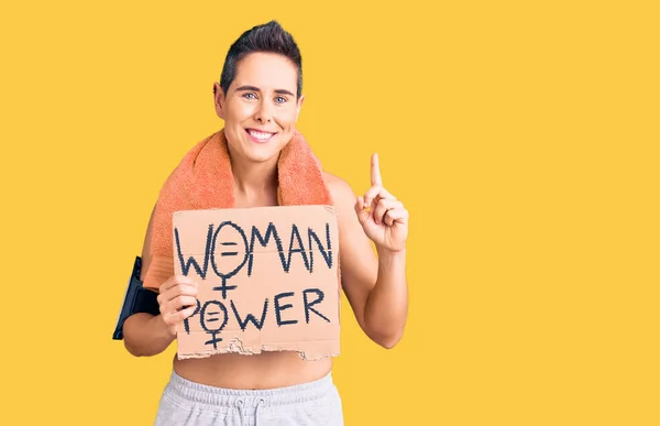 Młoda Kobieta Krótkimi Włosami Odzieży Sportowej Trzyma Kobietę Power Banner — Zdjęcie stockowe