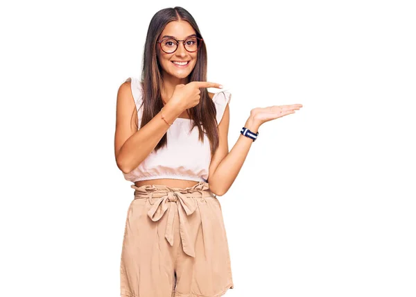 Mujer Hispana Joven Vistiendo Ropa Casual Gafas Asombrada Sonriendo Cámara —  Fotos de Stock