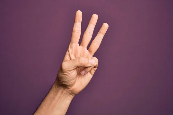 Mão Jovem Caucasiano Mostrando Dedos Sobre Fundo Roxo Isolado Contando — Fotografia de Stock