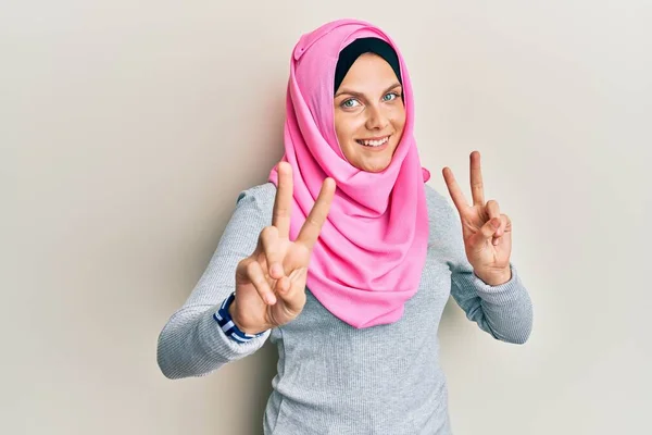 Молода Біла Жінка Традиційному Ісламському Шарфі Хіджабу Посміхається Дивитися Камеру — стокове фото