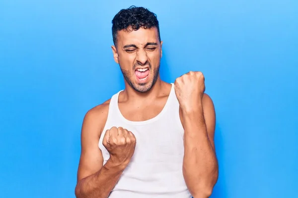 Giovane Uomo Ispanico Indossa Abiti Casual Che Celebrano Sorpreso Stupito — Foto Stock