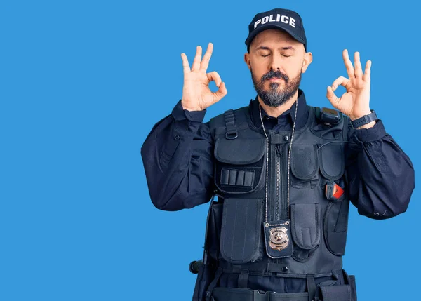 Homem Bonito Jovem Vestindo Uniforme Policial Relaxado Sorrindo Com Olhos — Fotografia de Stock