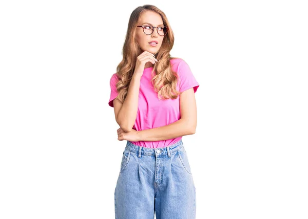 Jeune Belle Femme Caucasienne Aux Cheveux Blonds Portant Des Vêtements — Photo