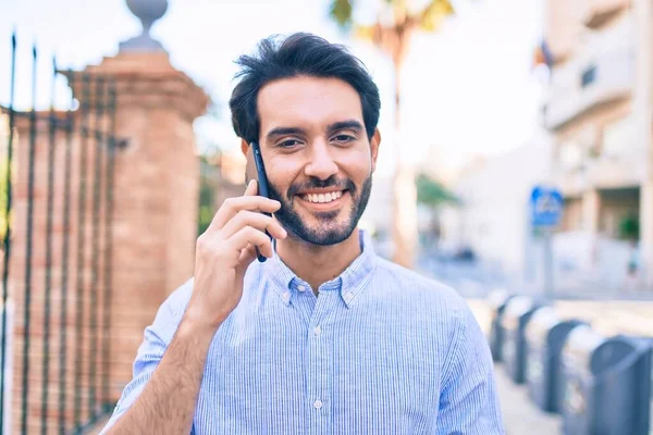 Jeune Homme Hispanique Souriant Heureux Parler Sur Smartphone Ville — Photo