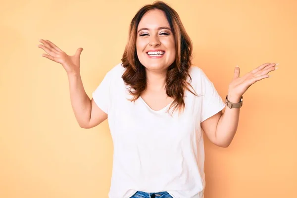 Jonge Mooie Blanke Vrouw Draagt Casual Witte Tshirt Vieren Gek — Stockfoto