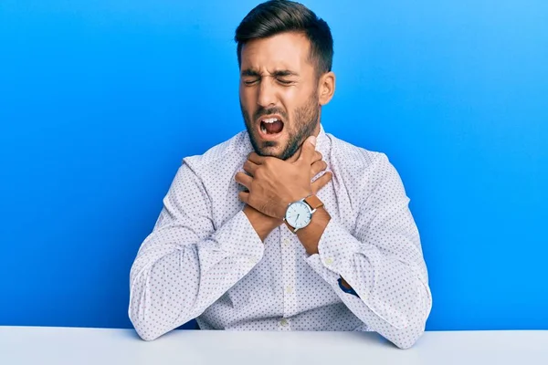 Bonito Hispânico Vestindo Roupas Negócios Sentado Mesa Gritando Sufocar Porque — Fotografia de Stock