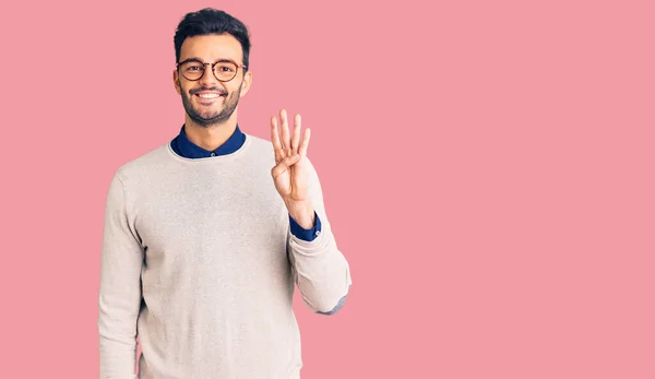 Homem Hispânico Bonito Jovem Vestindo Roupas Elegantes Óculos Mostrando Apontando — Fotografia de Stock