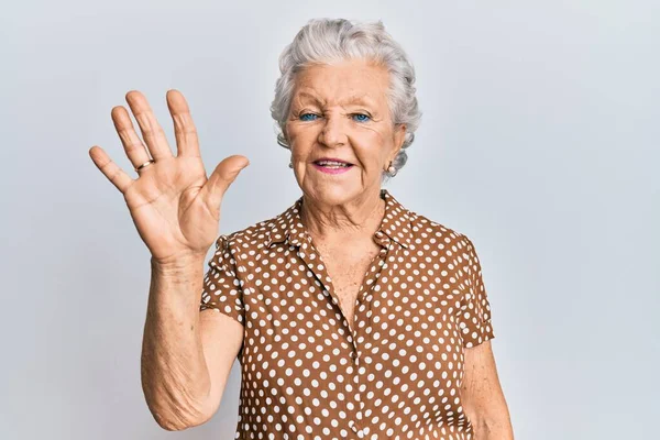 Старшая Седовласая Женщина Повседневной Одежде Показывающая Пальцами Номер Пять Улыбаясь — стоковое фото
