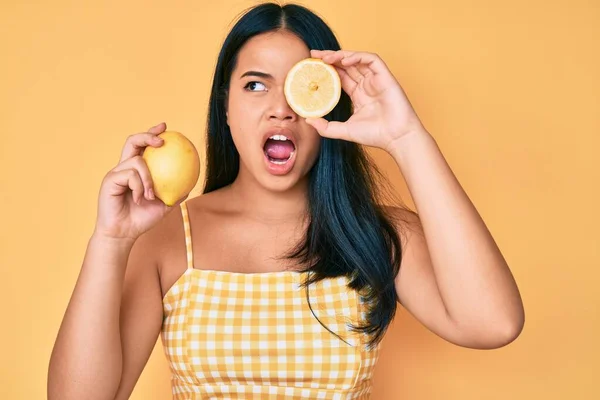 Mladá Krásná Asijská Dívka Drží Citron Naštvaný Šílený Křičí Frustrovaný — Stock fotografie