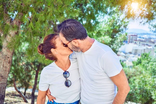 선글라스를 중년의 아름다운 속에서 가슴을 키스하는 — 스톡 사진