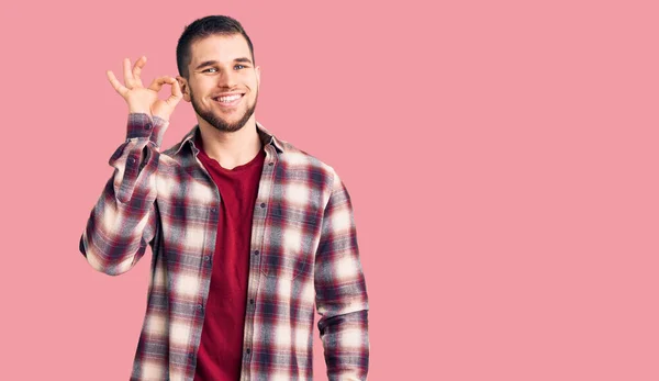 Homem Bonito Jovem Vestindo Camisa Casual Sorrindo Positivo Fazendo Sinal — Fotografia de Stock