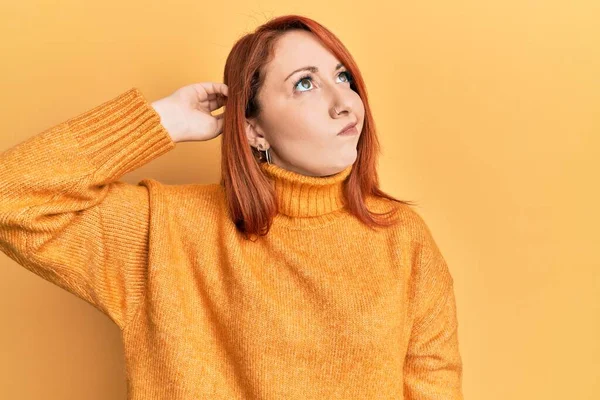 Hermosa Mujer Pelirroja Con Suéter Invierno Casual Sobre Fondo Amarillo —  Fotos de Stock