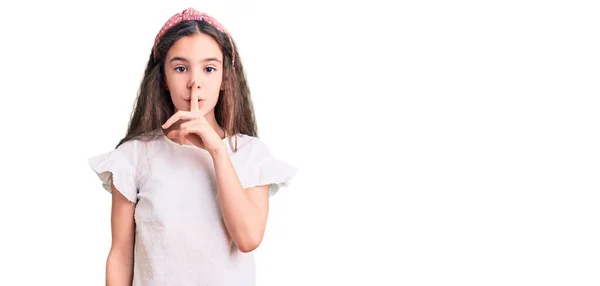 Menina Criança Hispânica Bonito Vestindo Camisa Branca Casual Pedindo Para — Fotografia de Stock