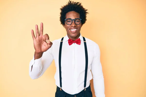 Snygg Afrikansk Amerikansk Man Med Afro Hår Bär Hipster Elegant — Stockfoto