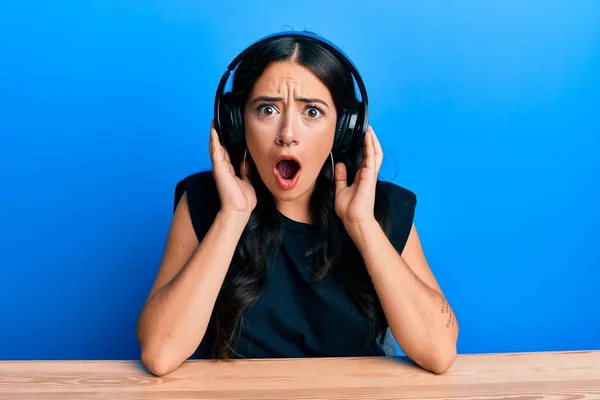 Schöne Brünette Junge Frau Hört Musik Mit Kopfhörern Angst Und — Stockfoto