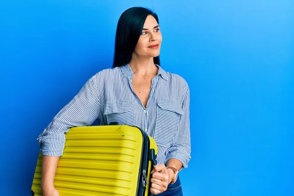 Junge Kaukasische Frau Mit Handtasche Lächelt Zur Seite Und Starrt — Stockfoto