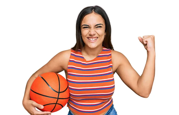 Joven Morena Sosteniendo Pelota Baloncesto Gritando Orgullosa Celebrando Victoria Éxito —  Fotos de Stock