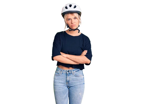 Junge Schöne Blonde Frau Mit Fahrradhelm Skeptisch Und Nervös Missbilligenden — Stockfoto