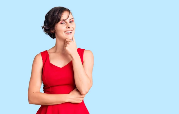 Bella Giovane Donna Con Capelli Corti Che Indossa Stile Casual — Foto Stock