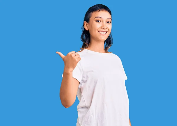 Mujer Joven Vistiendo Ropa Casual Sonriendo Con Cara Feliz Mirando — Foto de Stock