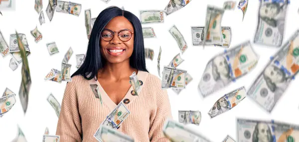 Mladá Africká Americká Žena Sobě Ležérní Oblečení Vypadá Pozitivně Šťastně — Stock fotografie