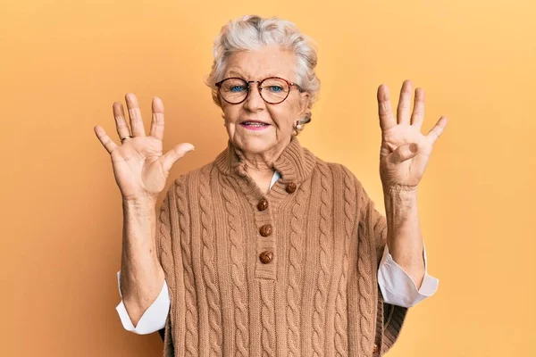 Idősebb Ősz Hajú Alkalmi Ruhában Szemüvegben Kilences Számú Ujjal Mutogatva — Stock Fotó