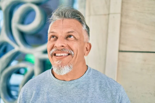 Middle Age Hispanic Grey Haired Man Smiling Happy Standing City — Stock Photo, Image